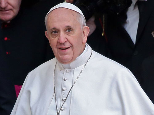البابا فرنسيس يتسلم شاراته الحبرية
