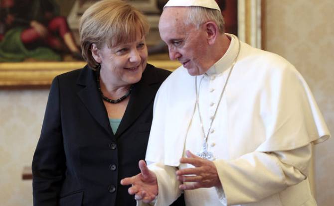 البابا فرنسيس يستقبل انغيلا ميركل لمدة 45 دقيقة