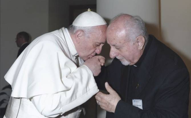 البابا يقبّل يد الكاهن الناجي من مجزرة “سيدة النجاة”
