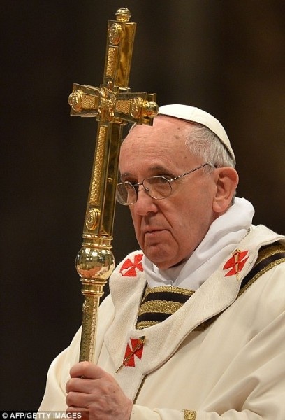 البابا فرنسيس يصلّي من أجل جميع الأحبار المتوفين