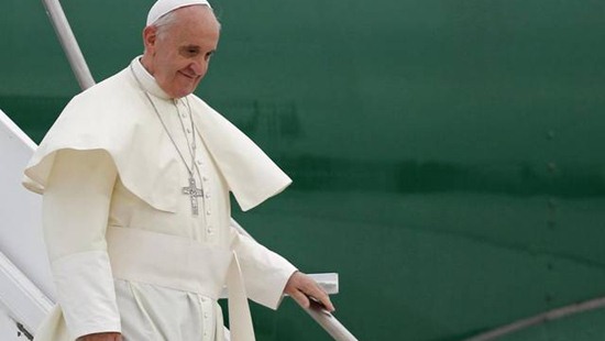 البابا فرنسيس يُشارك آلاف الشبّان باكتشافه دعوته منذ ٦٠ سنة