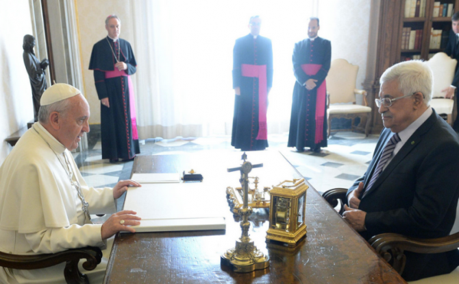 عباس يدعو البابا لزيارة الاراضي المقدسة