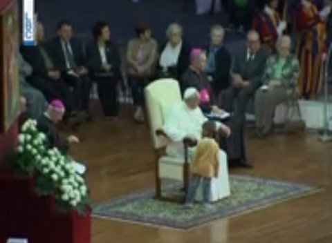 طفل يعتلي الكرسي البابوي …لدقائق