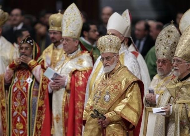 البابا يدعو إلى منح المسيحيين الحرية الدينية في العالم الإسلامي