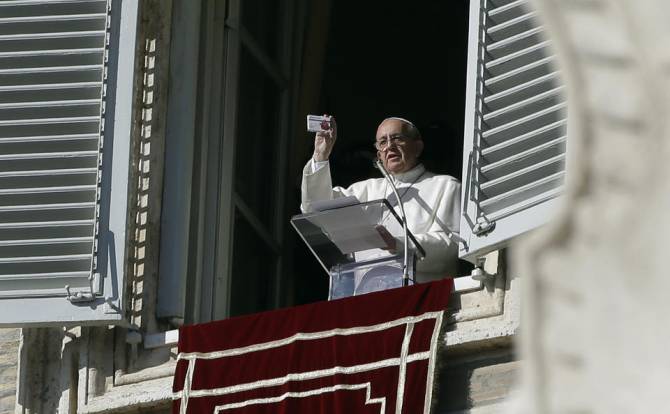 البابا يوزع دواءً مفيداً للقلب عقب صلاة التبشير الملائكي