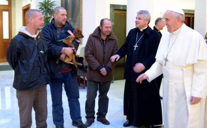 البابا فرنسيس يحتفل بميلاده الـ77 مع أربعة مشردين