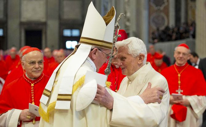 البابا السابق بندكتس السادس عشر ينفي أنه أجبر على الاستقالة