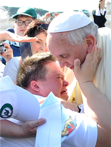 أحد ضحايا التحرش يخبر عن لقائه مع البابا