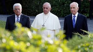 البابا لعباس وبيريز: «السلام يتطلب شجاعة تفوق شجاعة خوض الحروب»