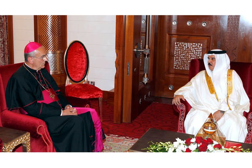 ملك البحرين : يعرب عن استعداده لاستقبال مائتي عائلة مسيحية نزحت قسراً من منازلها في مدينة الموصل