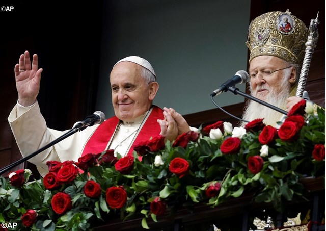 البابا فرنسيس والبطريرك برتلماوس الأول يوقعان على إعلان مشترك