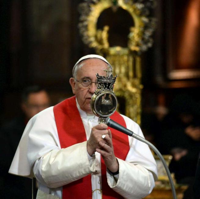 أعجوبة أمام أعين البابا: دم القديس جينارو يسيل…