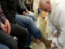 البابا فرنسيس يغسل أقدام السجناء بسجن روما في خميس العهد
