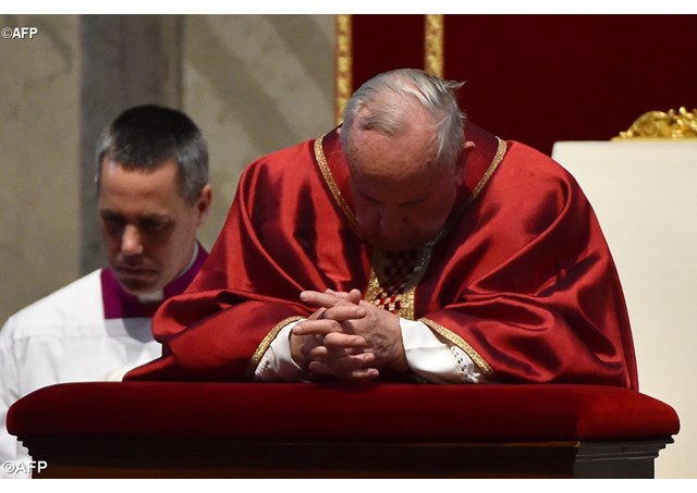 البابا يترأس رتبة سجدة الصليب لمناسبة الجمعة العظيمة. عظة الأب رانييرو كانتالاميسا