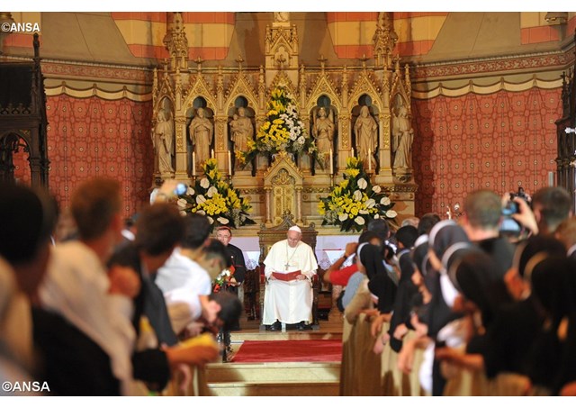 الكلمة العفوية لقداسة البابا فرنسيس أثناء اللقاء مع الأساقفة والكهنة والرهبان والراهبات والإكليريكيين