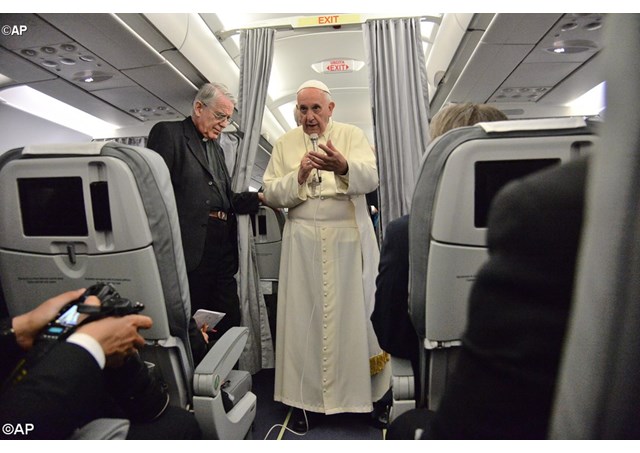 البابا يتحدث إلى الصحفيين على متن الطائرة التي أقلته مساء السبت إلى روما