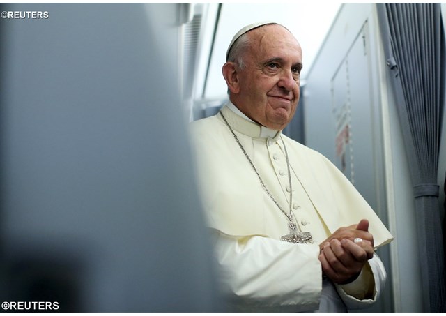 البابا فرنسيس يتحدث إلى الصحافيين في طريق عودته إلى روما