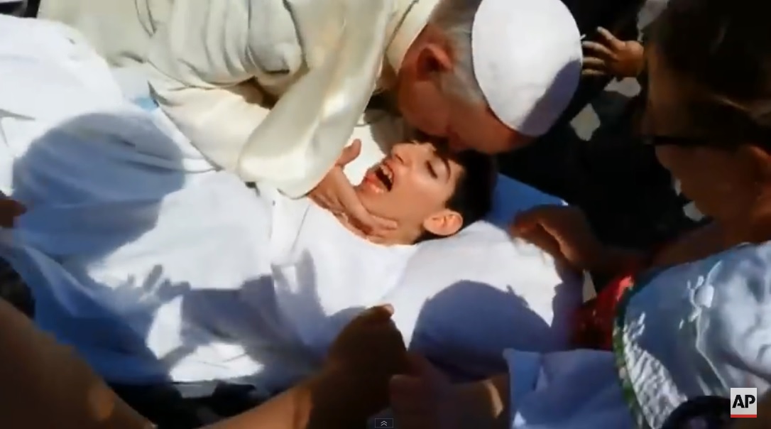 بالفيديو.. بابا الفاتيكان يوقف موكبه ليبارك أحد المرضى على الطريق