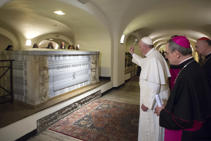 البابا فرنسيس يزور سرداب كنيسة القديس بطرس للصلاة من أجل الباباوات المتوفين