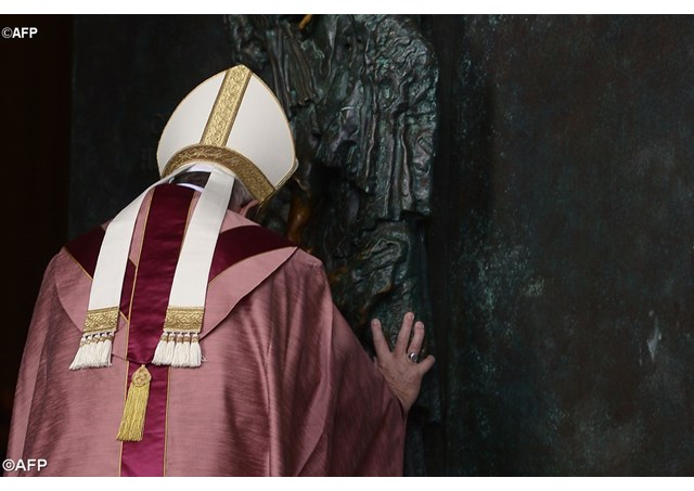 البابا فرنسيس يفتح الباب المقدس في بازيليك القديس يوحنا اللاتيران