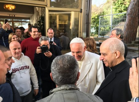 البابا يزور بشكل مفاجىء مركز إعادة تأهيل ضمن مبادرة أعمال الرحمة