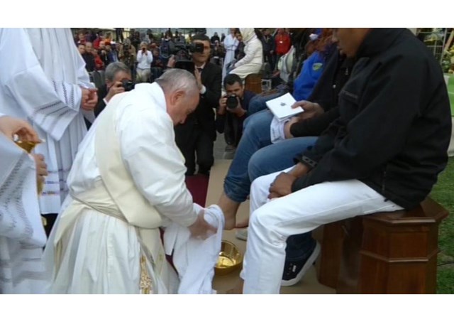 البابا فرنسيس يغسل الأرجل ويقول نحن “إخوة”