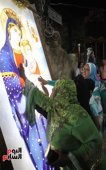مسلمون وأقباط يحتفلون بعيد مريم البتول بجبل درنكة فى أسيوط
