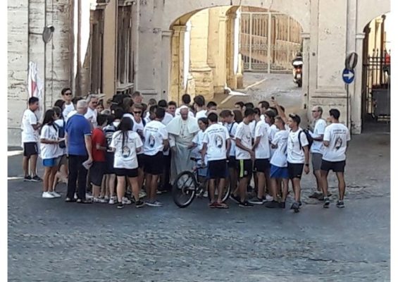 البابا يخرج من دار القديسة مارتا ويفاجىء حجاجًا وصلوا إلى روما على الدراجات!