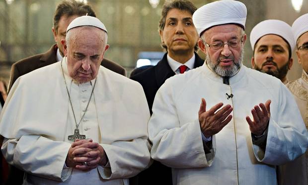من المسلمين قُبلة مَحبة لبابا الإنسانية