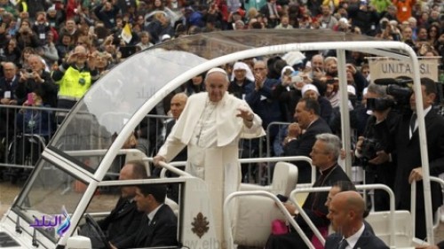 البابا يقوم بتحية حضور ستاد الدفاع الجوي لمدة ١٥ دقيقة بسيارة جولف