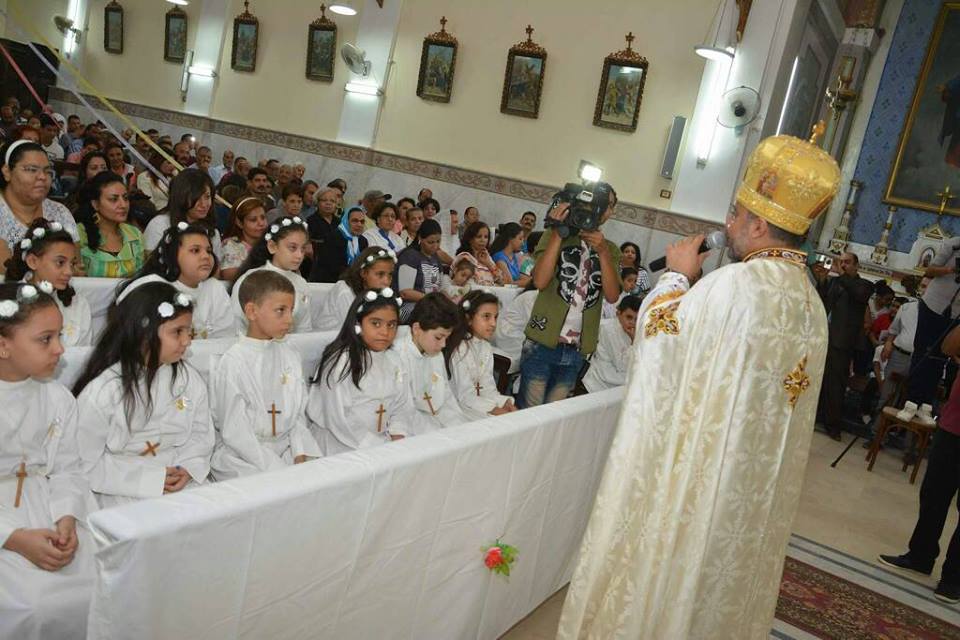 نيافة الانبا عمانؤيل يترأس احتفال كنيسة اسوان بالمناولة الاحتفاليه الاولى