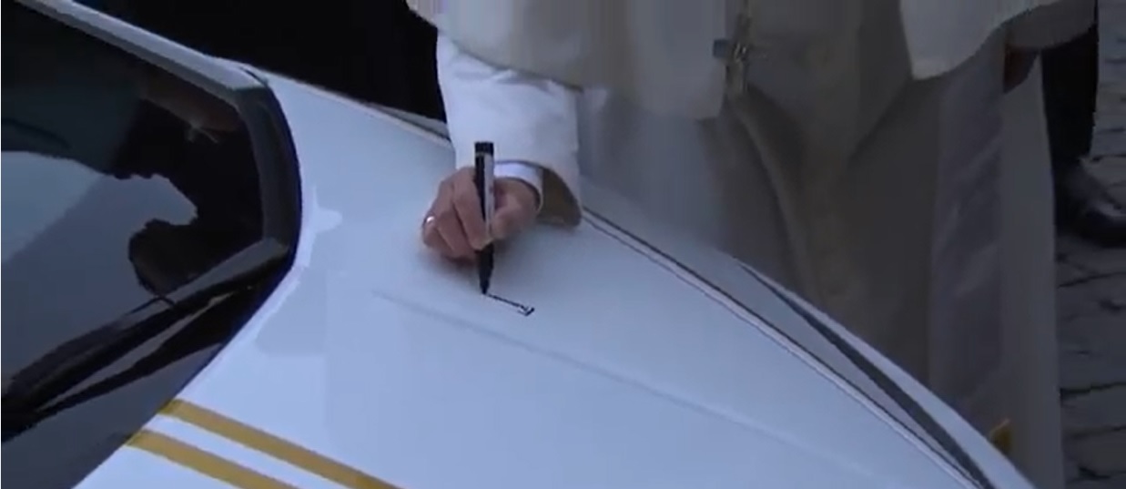 بابا الفاتيكان يتبرع بسيارة لامبورجيني للأعمال الخيرية