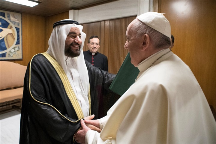 محاولة انفتاح السعودية تثير الدهشة… الإصلاح في السعودية يمر في الفاتيكان، وزيارة خاطفة للبابا فرنسيس
