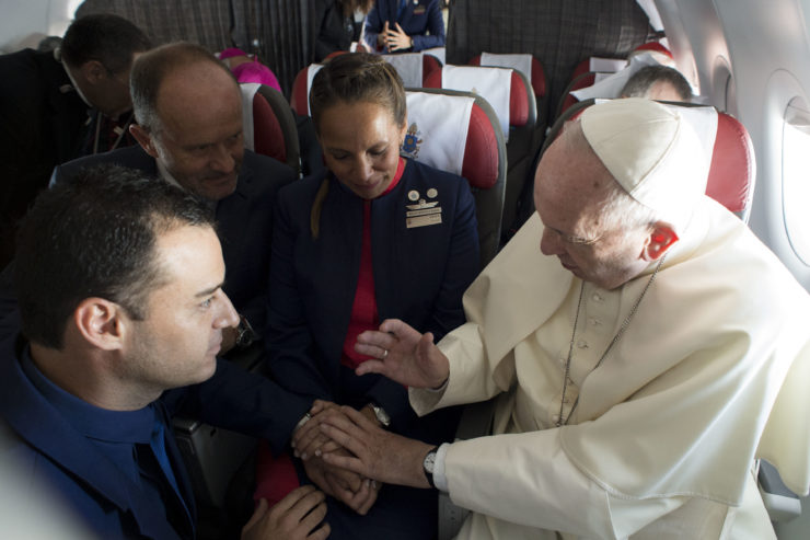 البابا فرنسيس يبارك زواجا على متن طائرة