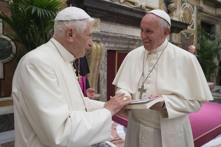 البابا الفخرى : بندكتس السادس عشر يكرّم فرنسيس ويشير إلى التواصل الداخلي بين الحبريّتين