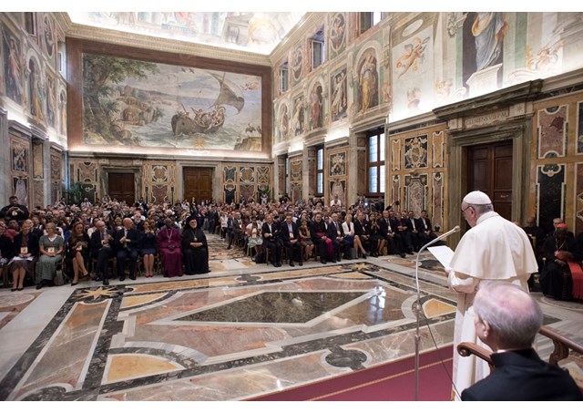 البابا فرنسيس يستقبل المشاركين في مؤتمر “حماية البيت المشترك ومستقبل الحياة على الأرض”