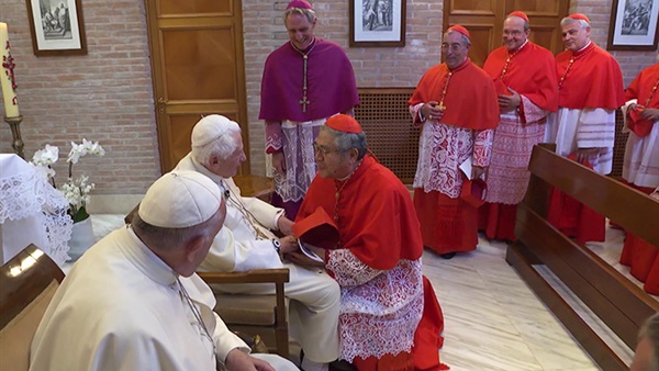 البابا فرنسيس والكرادلة الجدد يزورون البابا بندكتس السادس عشر