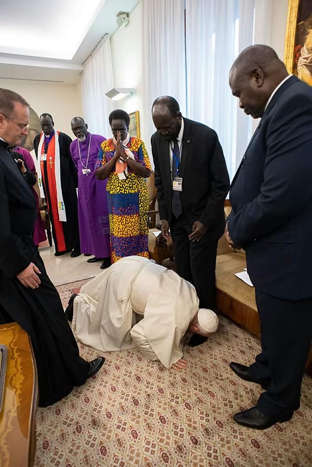 البابا يجثو على ركبتيه ويقبّل أقدام القادة في جنوب السودان من اجل إحلال السلام !