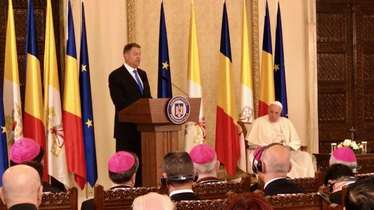 البابا فرنسيس يبدأ زيارته الرسوليّة إلى رومانيا
