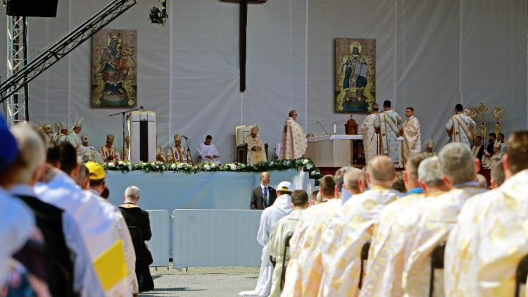 البابا فرنسيس يترأس قداسا في بلاج برومانيا يعلن خلاله سبعة طوباويين جدد