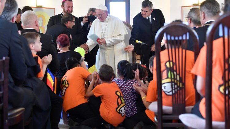 البابا فرنسيس يلتقي جماعة الغجر في بلاج