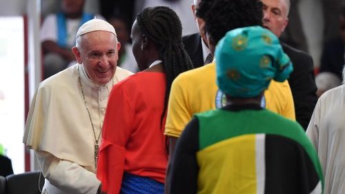 البابا فرنسيس خلال لقائه الشباب في مابوتو: الأحلام الأجمل تتحقق بالرجاء والصبر والالتزام
