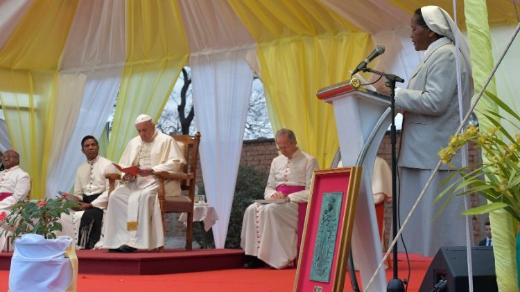 البابا فرنسيس يلتقي الكهنة والمكرّسين والإكليريكيين في مدغشقر