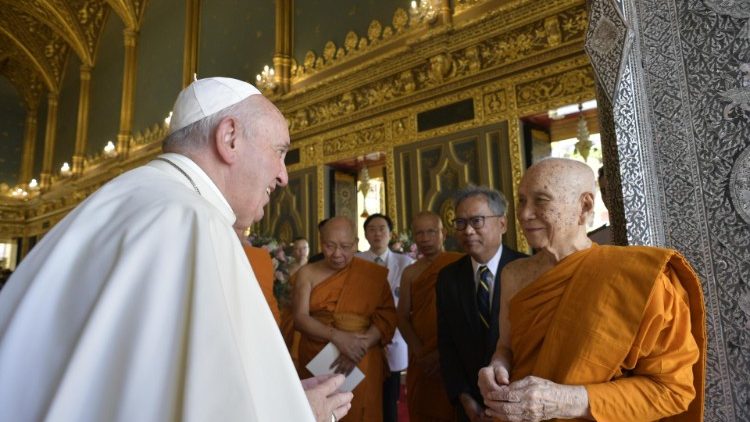 قداسة البابا فرنسيس يلتقى خلال زيارته الرسولية إلى تايلاند البطريرك الأعلى للبوذيين